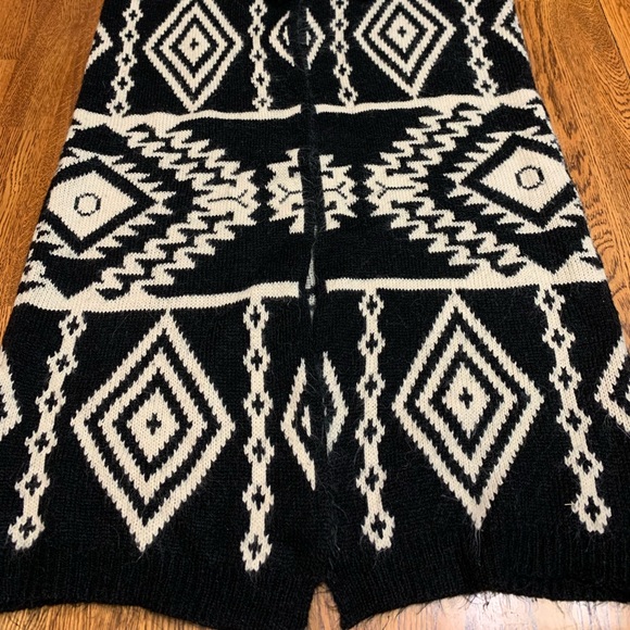 Selfie Couture, one size, Black & white aztec - Picture 2 of 3